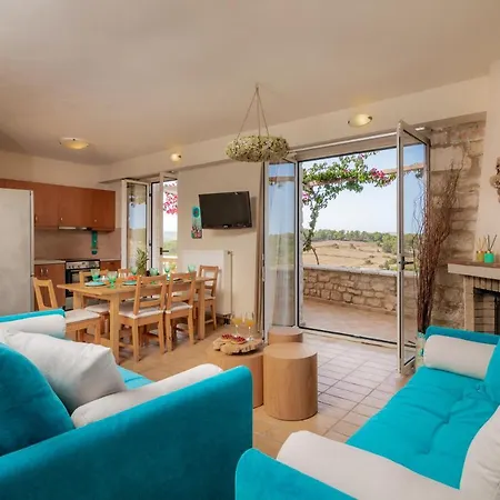 Holiday home Archontiko Village 5' Minutes From The Shipwreck *